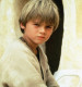 1999-ben mélyen bevésődött a közönség emlékezetébe ez a tekintet: Jake Lloyd alakította az ifjú Anakin Skywalkert a Star Wars első részében, a Baljós árnyakban. George Lucas monumentális űroperájának újabb része ugyan vastagon hozott a konyhára a stúdiónak, az ítészek egy jelentős része fanyalogva fogadta a legendás space fantasy "feltámasztását".
