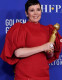 Olivia Colman A korona című televíziós sorozatban nyújtott alakításáért vehette át a Golden Globe-ot. A kiváló színésznő sziporkázóan vicces köszönőbeszéddel állt elő, melyben töredelmesen bevallotta azt is, hogy annyira nem számított a díjra, hogy a gála előtt alaposan be is piált - amiért elnézést kért a közönségtől. Nos, mit is mondhatnánk... mindenki másképp dolgozza fel a sikert!