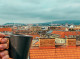 Még arról is posztolt egy fotót, hogy milyen panoráma nyílik a lakásából. A 33 éves rapper fél Budapesten rajta tarthatja a szemét otthonából.