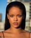 A rossz nyelvek szerint Rihanna sem lelkesedik a követőiért. Egyszer az interneten szégyenítette meg egy rajongóját, aki csak egy saját készítésű, Rihanna által inspirált ruhájáról posztolt. A világsztár azonban ízekre szedte a saját Twitter-oldalán.