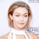 Bizony Gigi Hadid is vágatott már Bob frizurát, de szerencsére gyorsan észbe kapott. Bár hiba lenne azt mondani hogy rosszul állt neki, de be kell vallanunk azért nem az igazi. Erre a gyönyörű modell is rájött, azóta is hosszú hajjal hódít a kifutókon. 