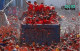 Paradicsomőrület 

A La Tomatina nevű spanyolországi rendezvény a legnagyobb paradicsomharc a világon: ez egy furcsa hagyomány a Bunol nevű településen, ahol a paradicsomot fegyverként használják, és őrült csatákat vívnak vele.