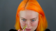 A beauty guru elkezdte felvinni a festéket, izgatottan várta az eredményt.