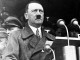 2) Az árja Jézus

Hitler saját vallást akart, amivel legitimálhatja felsőbbrendűségről szőtt elveit. Erre pedig a kereszténység alkalmatlan volt, hisz egy egész népcsoporttól való megszabadulást nem lehet a kereszténységre jellemző erkölcsi normák közé szorítani. A Führer közreműködésével bevezetett Német Kereszténység egy árja Jézus létezését hirdette, egy germán istenét, akit kiűztek Germániából, és aki hozzá hasonló módon keresztes hadjáratot folytatott a zsidók ellen. Most pedig ő, az árja Krisztus helytartójaként hasonló feladatra hivatott.