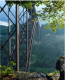 New River Gorge-híd

A 924 méter hosszú és 267 méter magas híd Nyugat-Virginiában található, és építési munkálatait 1977-ben fejezték be, miután három évig dolgoztak rajta, ami közel 37 millió dollárba került. Érdekessége, hogy a világ 5. legmagasabb olyan hídja, amelyeken autók is közlekednek, és a 13. legmagasabb híd a világon.