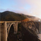 Bixby Creek-híd

A Bixby Creek-híd a kaliforniai Big Sur partján található, és az egyik legfotózottabb híd egész Kaliforniában, esztétikus kialakításának és csodálatos környezetének köszönhetően. Vasbeton hídról van szó, amit azért volt szükséges megépíteni, mert a híd megnyitása előtt a Big Sur térség lakosai télen gyakorlatilag el voltak vágva a külvilágtól, erre a problémára pedig a Bixby Creek volt a megoldás. 7,3 méteres szélessége azonban nem felel meg a modern előírásoknak, amelyek megkövetelik, hogy egy hídnak minimum 9,8 méter szélesnek kell lennie.