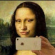 A nagy Instagram és Facebook láz megihlette az alkotókat, kifigurázták már szelfi őrült lánynak is.