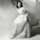 Jacqueline Kennedy

A first lady neve szinte eggyé vált a kifinomultsággal és az eleganciával. Védjegyévé vált a Chanel gyapjúból készült kosztüme, az apró kalapok, a könyékig érő fehér kesztyű és az oversize napszemüveg is. Rajongott a francia divatházakért, azonban erről a szenvedélyéről le kellett szoknia, mivel az 1960-as választás során heves kritikák érték amiatt, hogy nem az amerikai márkákat hordja és népszerűsíti. Amint hátrahagyta hivatalát, az első dolga volt, hogy újra talpig Chanelben és Givenchyben járt.