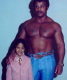 Íme a hollywoodi sztár gyereként, édesapja társaságában. Hihetetlen, mintha őt magát látnánk a kép jobb oldalán. Rocky Johnson is sikeres pankrátor volt.
