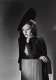 Tallulah Bankhead: Mivel a fogamzásgátló eszközök meglehetősen kezdetlegesek voltak, a terhességmegszakítás számított a legmegbízhatóbb módszernek, ha valaki nem akart gyereket. Márpedig a kor legnagyobb megrögzött férfifalójának ez nem is volt kérdés. Úgy ment abortuszra, mint más nők hajat göndöríteni. 