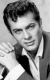Tony Curtis: A Van, aki forrón szereti című film sztárja szintén a hadseregben szolgált hősiesen a többiek között. A sztár nem a légierő kötelékében, hanem egy tengeralattjáró legénységének tagjaként vett részt a háborúban. 
