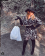 Király Linda Instagram-oldalán sportot űz a házi divatbemutatókból, ezért extrém szetteket mutat a kicsit sem extrém tevékenységekhez, mint például a szemét kivitele, vagy az olvasás.