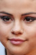 A mostanában ismét visszatérő Selena Gomez sem mutat jól közelről. Sőt! Ez a beállítás még jobban kihangsúlyozza, mekkora fejen milyen kicsi arca van.