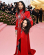 Jared Leto belépője nagy port kavart a MET gálán, mikor saját fejének másával jelent meg.