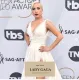 Lady Gaga volt a gála istennője - Tetőtől talpig hófehérben pompázott Lady Gaga volt a gála istennője - Tetőtől talpig hófehérben pompázott