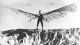 1891-ben Otto Lilienthal egy kis dombról ugrott le, és sikeresen repült siklógépével. A „siklógépek királyaként” a levegőnél nehezebb siklógépek fejlesztésével szerzett hírnevet. 1891-ben Otto Lilienthal egy kis dombról ugrott le, és sikeresen repült siklógépével. A „siklógépek királyaként” a levegőnél nehezebb siklógépek fejlesztésével szerzett hírnevet.