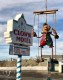 Bohóc Motel, Nevada

Nevada sivatagos részén várja látogatóit a Clown Motel, ahová csak az igazán merészek teszik be a lábukat. Nemcsak bohóc-tematikája miatt furcsa ez az épület, de a legközelebbi város 70 mérföldre található innen, ami nem a legszerencsésebb, ha bármilyen gondod is akadna. Ezenkívül a motel parkolója egyben egy temető is, ahová azokat az aranybányászokat temették, akik pestisben hunytak el.
