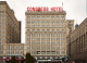 Congress Plaza Hotel, Chicago

Az egyetlen ésszerű ok, amiért valaki Chicago legkísértetjárta szállodájában akarna megszállni az az, ha elvesztett egy fogadást, vagy ha az ember egy igazi szellemvadász. A hotelt 1893-ban építették befolyásos üzletemberek fogadására, azonban mégsem arról lett híres az épület, hogy még Al Capone is megszállt itt. Állítólag ugyanis rendszeresen szellemek kószálnak a csarnokban és a szobákban, valamint többen láttak már odabent végtagokat is kilógni a falból. Emellett pedig a 12. emeleten található egy olyan félelmetes szoba, ahová tilos a belépés.