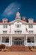 Stanley Hotel, Colorado

Ez a hotel egyrészt azért szerzett hírnevet, mert Stephen Kinget állítólag ez a szállás ihlette meg A ragyogás című művének megírására, amikor is eltöltött egy éjszakát a híres 217-es szobában. Másrészt azonban a hely enélkül is az egyik legfélelmetesebb hotel a világon: több beszámoló szerint rendszeresen szellemek kísértenek a szobákban, olykor pedig gyerek- és zongorahangot is hallani. Elmondások alapján a 418-as szoba a legrosszabb, itt történnek ugyanis a legmegmagyarázhatatlanabb, leghátborzongatóbb dolgok.