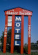 Manor House Motel, Denver

Ennek a motelnek tulajdonosa a kukkolásáról elhíresült Gerald Foss volt, aki hosszú éveken át leste ki a motelbe érkező párok intim együttléteit, méghozzá egy keskeny padlásról. A férfi a 21 szobás szálloda 12 szobájában szellőzőnyílásokat fúrt az ágyak fölötti plafonba, amikor pedig neki tetsző vendégek érkeztek, a pároknak ezen szobák valamelyikét adta ki, a padlásról pedig végignézte a légyottokat. A motelról egyébként egy dokumentumfilmet is készítettek Voyeur címen. Gerald Foss azt hozta fel mentségeként, amikor kiderült mit is művelt éveken át, hogy ő csupán kutatásokat folytatott az emberek szexuális viselkedéséről, ezért tartotta fontosnak a megfigyeléseket.