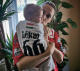 És úgy tűnik már most nagy rajongója csapatkapitánnyá avanzsált apukájának.