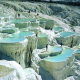 A törökországi Denizlitől 20 kilométerre lévő Pamukkale igenis valóságos. Hófehér mészkőmedencéit a felszín alól feltörő, kalcium-hidrogénkarbonátos és szén-dioxidos, 35 fokos forrásvíz formálta, amikor lezúdult a domboldalon. A törökországi Denizlitől 20 kilométerre lévő Pamukkale igenis valóságos. Hófehér mészkőmedencéit a felszín alól feltörő, kalcium-hidrogénkarbonátos és szén-dioxidos, 35 fokos forrásvíz formálta, amikor lezúdult a domboldalon.