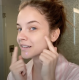 Palvin Barbi először a pattanások ellen vívott harcába engedett nekünk betekintést, kiderült, hogy egy virág alakú tapaszt szokott rájuk használni, amely azonnal orvosolja a problémát.