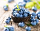 4. A fekete áfonya sok antioxidánst tartalmaz, amelyek pozitív hatással vannak a vérnyomásra, és természetesen csökkentik a stressz szintjét is. A jó hangulat érdekében tehát akár ezt is fogyaszthatod a nehezebb napokon.