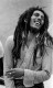 Bob Marley - A világ egyik leghíresebb zenészénél 1977-ben diagnosztizálták a rákot. Melanóma alakult ki a lábujján, de az orvos kérése ellenére sem amputáltatta. Végül a daganat átterjedt az agyára és tüdejére, majd 36 éves korában, 1981-ben elhunyt.