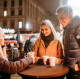 Forraltbor, meleg almaital, tea és puncs vár rád, amit különleges poharakban kínálnak az árusok.