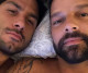 A népszerű latin énekes, Ricky Martin 2008-ban fogadott béranyát, hogy apává válhasson, és azóta már három gyerek boldog apukája. A popsztárnak akkor ikrei születtek, majd tíz évvel az érkezésük után, összeházasodott Jwan Yoseffel, akivel azóta már egy kislányt és a mai naptól egy kisfiút nevelnek közösen.