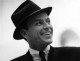 Születése egy életre megsebezte. Frank Sinatra 1915 december 12-én született Hobokenben, New Jerseyben, a szülei házában és Francis Albert Sinatra néven látta meg a napvilágot. Ám születésekor kék volt és nem lélegzett, miután fogóval kellett "kirángatni" az édesanyjából, a több, mint hat kilós babát. Azt hitték halva született, ezért a pultra tették, ahonnan azonban a nagymamája fölemelte és hideg víz alá tette, amitől azonnal felsírt. A fogó, amivel kihúzták, egy életre nyomott hagyott Sinatrán, a bal arcán, a szája sarkától az űlláig futott egy heg, illetve a bal dobhártyája is beszakadt a születése következtében. 