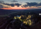 A siroki vár a 296 méteres magányos vulkáni hegyen található, és állítólag az 1320-as évek előtt épült, a riolittufából álló hegy gyomrában pedig járatok, termek és lépcsők is találhatók.A vár védelmi funkciót látott el a török időkben, és beépült a végvári rendszerbe, mint Eger legerősebb elővára. 1596-ban azonban Ali és Ahmed pasa vezetésével a török csapatok ostrom nélkül elfoglalták a várat, miután azt a magyar seregek elhagyták Eger elestének hírére. Bár 1697-ben ismét magyar kézre került az építmény, annak állapota tovább romlott az évek folyamán, és lassan az enyészeté lett, miután elvesztette hadi jelentőségét.