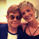 Egyik legjobb barátja Elton John, akivel bizonyára több évtizedet végigbuliztak.