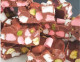 Ausztrália

Ausztráliában a karácsony a legnagyobb meleg közepén érkezik, ezért az általuk készített desszertnek természetesen semmi köze nincs a télhez. A rocky road, azaz a sziklás út nevű édesség egy sütés nélküli kekszet takar, amely tejcsokoládéból és színes mályvacukorból készül, néha pedig fagylalttal tálalják, de gyakran kerülnek bele aszalt gyümölcsök is.