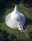 A szentély belsejében állítólag Buddha tanításai, ereklyéi és egy 24 méteres fa is található. Az épületet egyébként maga a 14. dalai láma, Tendzin Gyaco avatta és szentelte fel.
