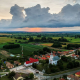 Divattervezők paradicsoma lehetne Táska, ha nem csak nevében lenne az, ami. Mert amúgy ez egy község Somogy megyében, amely környékének mocsaras része az apróvadak kedvenc helye, közeli erdőiben pedig szarvasok, őzek és dámvadak élnek. 