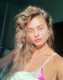 Taylor Hill tudja, hogy hatalmas a felelőssége, mivel tinik milliói tekintik példaképnek, ezért fontosnak tartotta, hogy megmutassa mindenkinek, ő sem tökéletes, aknés bőre pont ugyanolyan, mint bárki másnak, és nem szégyelli.