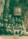 Bohemian Club, USA

A Bohemian Club egy privát férfi klub, ahol a világ elitjei és a legismertebb emberei tartanak minden év júliusában egy három hétvégét felölelő gyűlést az Észak-Kaliforniában található Bohemian Grove nevű parkban. A tagokat rendkívül gondosan választják ki, éppen ettől annyira titkos, zárt és elit a társaság – azt pedig, hogy pontosan mi folyik ilyenkor a 4000 négyzetméteres parkba, csak a kiválasztottak tudhatják, persze elméletek léteznek tevékenységükre vonatkozóan. Állítólag az 1500-2000 főt számláló csoport tagjai napközben sportolnak, művészeti tevékenységeket folytatnak, esténként pedig a legkiválóbb művészek és zenészek színdarabokat adnak elő, valamint koncerteket is tartanak számukra, de politikai kommentátorok előadásai is szerepelnek a programfüzetben. Vannak azonban furcsaságok is, például a „gond és baj elűzése” néven ismert ceremónia, melynek keretein belül elégetik a „gondokat”, méghozzá egy 10 méter magas bagoly-szobor előtt.