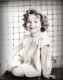 Shirley Temple-ről azt pletykálták, hogy valójában egy 30 éves törpe, akinek a fogait átalakították, hogy úgy nézzenek ki, mint egy gyereké. Shirley Temple-ről azt pletykálták, hogy valójában egy 30 éves törpe, akinek a fogait átalakították, hogy úgy nézzenek ki, mint egy gyereké.