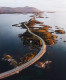 Atlantic Ocean Road, Norvégia

Ezt az utat a világ egyik legvonzóbb és legizgalmasabb útjaként tartják számon, ami nem véletlen, hiszen a hátteret az Atlanti-óceán festői környezete adja, az autóút pedig az Averoy szigetet köti össze a szárazfölddel. Utunk során 8 kisebb szigeten is át kell halandunk, a kaland pedig minden egyes utazáskor más és más, attól függően, hogy éppen mit tartogat az óceán.