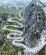 Gotthard Pass, Svájc

A korábban Monte Tremolo néven ismert Gotthard Pass a világ egyik legszebb autóútvonala egy igazán izgalmas kiránduláshoz. A szerpentinutakról mesés kilátás nyílik a gyönyörű Alpokra, azonban rengeteg veszélyt tartogat az éles kanyarok miatt.