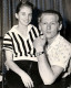 Jerry Lee Lewis

A rock and roll ördögi hírnöke, Jerry Lee Lewis 1957-ben oltárhoz vezette tizenhárom éves unokatestvérét, Myra Gale Brownt. Országos botrány lett belőle, hogy az akkor oly népszerű énekes kiskorú rokonát vette feleségül. Jerry Lee nagy árat fizetett azért, mert beleszeretett Myrába. A karrierje kis híján derékba tört, és akkoriban sok rajongó is elpártolt tőle. Házasságuk 1970-ben zátonyra futott.