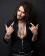 Russell Brand a középiskolában nem volt nagy lángész, de az Italia Conti Academy of Theatre Arts és a Drama Centre London művészképzéseit tökéletesre teljesítette. Az IQ-szintje 145-ös.