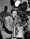 Disney gyerekkora óta imádott rajzolni, a világháború ellenére is sikerre vitte az álmát, hogy meséket alkosson. Kezdetben a Kansas City-i filmpropaganda vállalatnál dolgozott, majd saját stúdiót alapított. A siker azonban nem volt jó hatással rá.