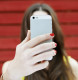 Lyuk a mobil kamerája és a vaku között: Ez egy hátlapi mikrofon a telefonunkon, ami arra szolgál, hogy videózás közben szebb, tisztább hangot kapjunk.