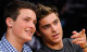 Zac és Dylan Efron

A High School Musical sztárja szoros kapcsolatot ápol testvérével, együtt nőttek fel, és most is egy házban élnek. Zac szerint a testvérével sok mindenben különböznek, ám Dylan számára megadatott, hogy normálisan nőjjön fel, ezért példakép számára is.