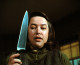 1) Annie Wilkes, Tortúra

A Stephen King azonos című regénye alapján készült filmben Kathy Bates alakítja a báránybőrbe bújt farkas önkéntes ápolót, aki miután rátalált az autóbalesetet szenvedett kedvenc regényírójára, saját házában helyezi biztonságba. Az író hamarosan ráébred, a nő valójában foglyul ejtette, és semmitől sem riad vissza, hogy örökre megtartsa magának. A történetből egyébként több színdarab is készült, Magyországon Balázs Andi és Árpa Attila főszereplésével látható. 