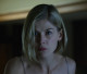 2. Amy Dunne, Holtodiglan

Az utóbbi években Rosamund Pike az elsőszámú thrillerkirálynő. A 2014-es Holtodiglanban bizonyította be először, hogy ha lelketlen, bosszúálló nőt kell megformálni, akkor jelenleg ő a legjobb karakter egész Hollywoodban. A hűvös, szőke szépség őrült terveket sző, miután megtudja, hogy férfje megcsalja az egyik diákjával, az ámokfutásának pedig olyan csavaros következményei lesznek, amelyre senki sem számít. A színésznő új filmje, a 2020-as Fontos vagy nekem egyébként hasonlóan beteg sztori.