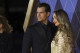 Cavill sötétkék öltönyben jelent meg a londoni filmpremieren, míg társa hosszú, arany csíkos ruhakülönlegességben tündökölt.